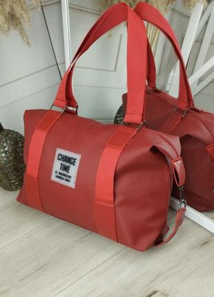Комфортна та компактна жіноча сумка для тренувань або подорожі6 фото