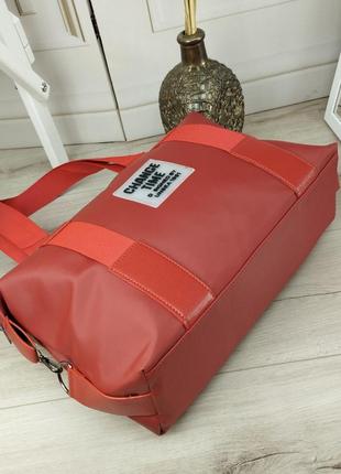 Комфортна та компактна жіноча сумка для тренувань або подорожі8 фото