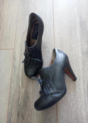 Bertie чорні шкіряні туфлі, ботильйони з китицями і бахромою1 фото