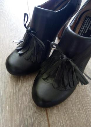 Bertie чорні шкіряні туфлі, ботильйони з китицями і бахромою6 фото