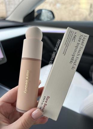 Тональна основа rare beauty liquid touch weightless foundation