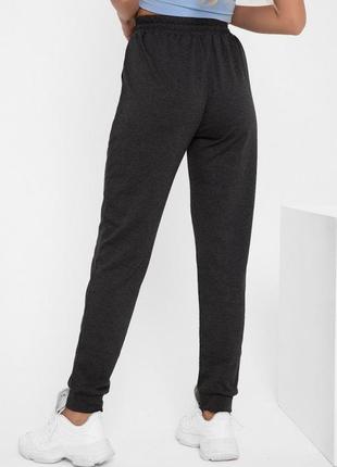 Темно-серые спортивные штаны с накладными карманами3 фото