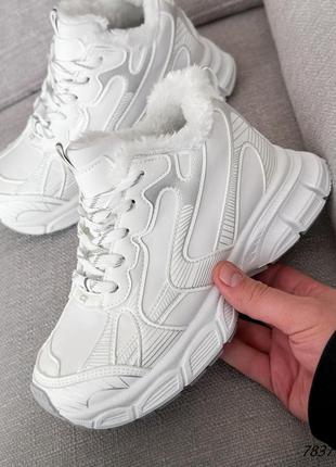 Белые кожаные зимние кроссовки на толстой подошве зима