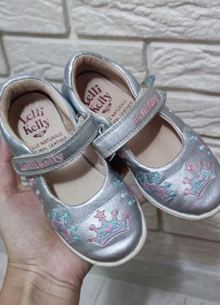 Туфлі для принцеси з короною