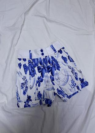 Белые шорты с цветами1 фото