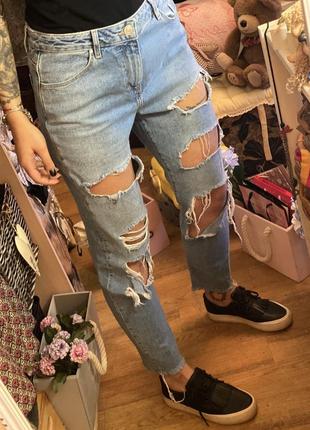 Эффектные рваные джинсы с высокой талией3 фото