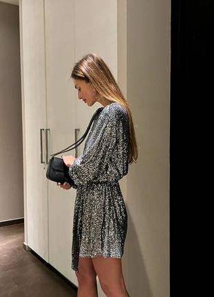 Блестящее мини платье с поясом в пайетки2 фото