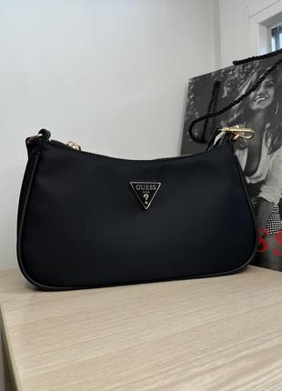Нейлоновая сумка от бренда guess в черном цвете.