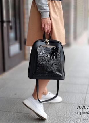Женский стильный, качественный рюкзак-сумка для девушек из эко кожи черный рептилия3 фото