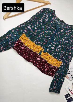 Блуза женская свободного кроя укороченная в принт в этно от бренда bershka xs s