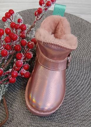 Стильні уггі з ремінцем і голографічним переливом / зимові чоботи на хутрі4 фото