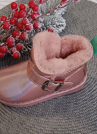 Стильні уггі з ремінцем і голографічним переливом / зимові чоботи на хутрі8 фото