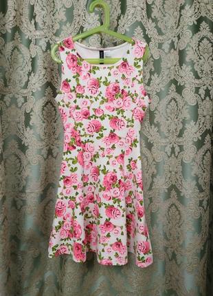 Ніжне плаття гарного силуету divided від h&m