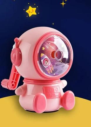 Точилка стружилка для  карандашей автоматическая  в форме астронавта для школьников розовая