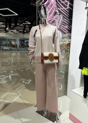 Стильний жіночий костюм