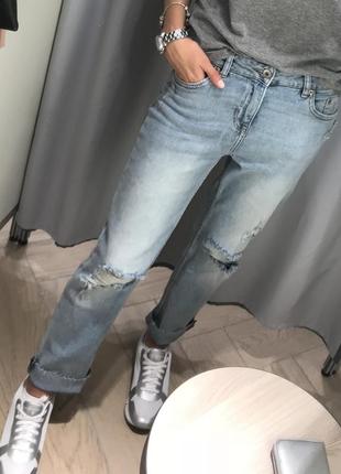 Шикарні джинси стиль кежуал, джинси з рваностями