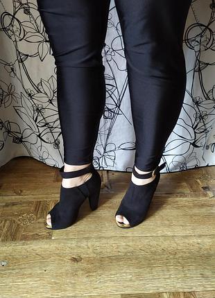 Сногшибательные туфли босоножки замшевые удобные с пряжкой