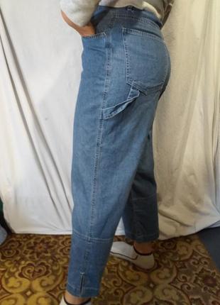 Джинсы.