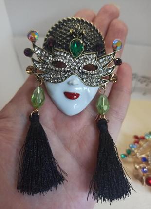 Необычная брошь маска с кисточками, с серёжками, геральдическая лилия, кристаллы, подвески, лик, лицо, девушка