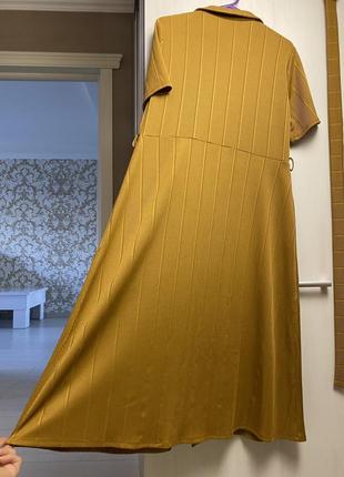 Фірмова сукня нижче коліна з розрізом і коротким рукавом.9 фото