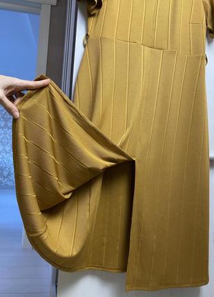 Фірмова сукня нижче коліна з розрізом і коротким рукавом.7 фото