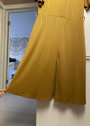 Фірмова сукня нижче коліна з розрізом і коротким рукавом.6 фото