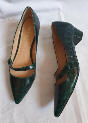 Стильні   красиві темно-зелені туфлі1 фото