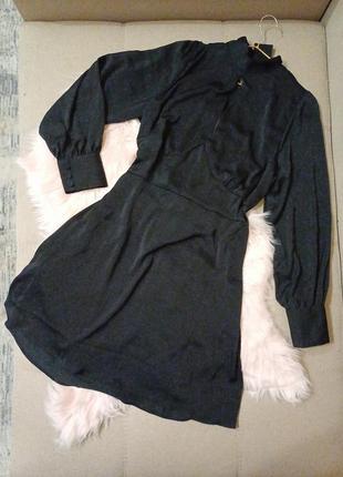 Трендовое атласное платье с вырезом и объемными рукавами5 фото