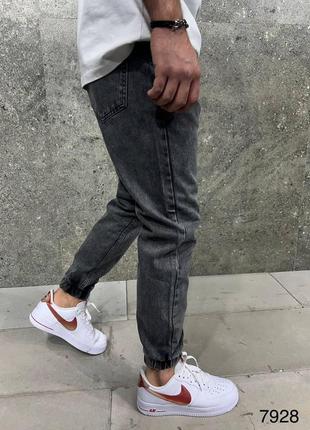 Чоловічі стильні джинси-джогери на манжетах і на гумці темно-сірі2 фото