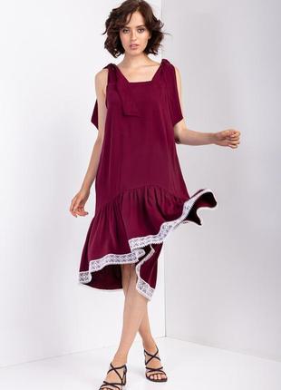 Свободное платье  с бретелями на завязках, асимметричной юбкой и кружевом разные цвета