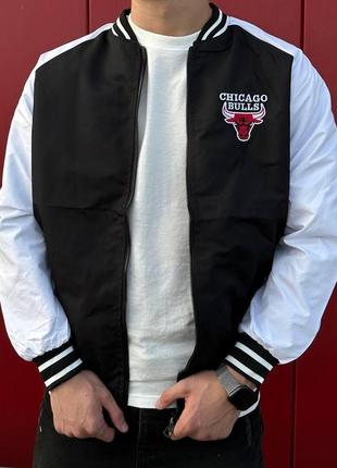Чоловічий стильний бомбер із плащівки chicago bulls на блискавці чорно-білий