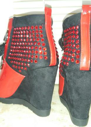Красные лаковые ботинки-сникерсы со стразами, на танкетке2 фото