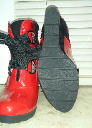 Красные лаковые ботинки-сникерсы со стразами, на танкетке5 фото