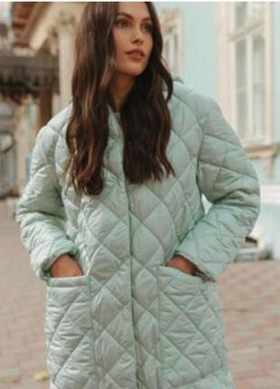 Женское зимнее теплое удлиненное стеганое пальто с поясом и капюшоном6 фото