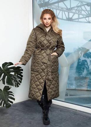 Женское зимнее теплое удлиненное стеганое пальто с поясом и капюшоном4 фото