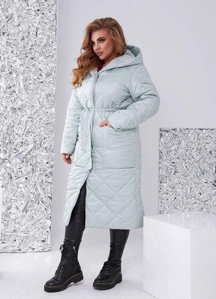 Женское зимнее теплое удлиненное стеганое пальто с поясом и капюшоном7 фото
