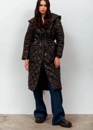 Женское зимнее теплое удлиненное стеганое пальто с поясом и капюшоном9 фото