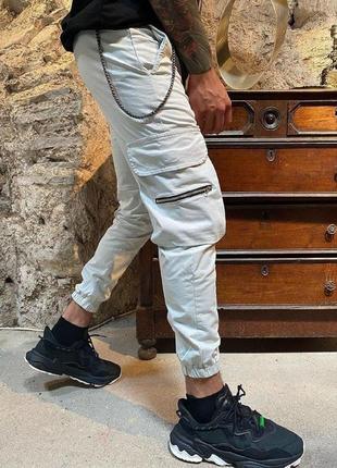 Мужские стильные качественные брюки-карго с цепочкой на поясе бежевые2 фото