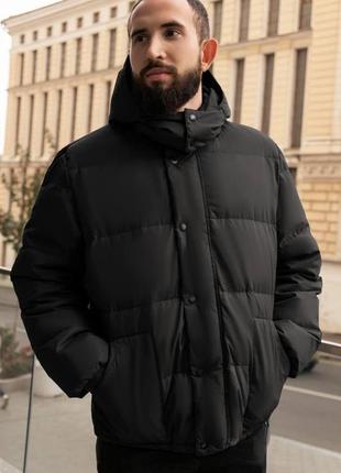 Чоловіча зимова куртка на синтепуху з капюшоном чорна
