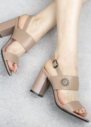 Бежеві босоніжки на широкому зручному каблуці красиві модні