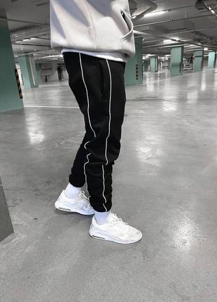 Мужские спортивные штаны на флисе чёрные с белыми полосками5 фото