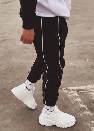 Мужские спортивные штаны на флисе чёрные с белыми полосками4 фото