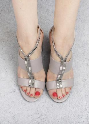 Серые бежевые босоножки на широком удобном каблуке с камнями шикарные модные3 фото