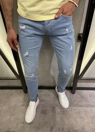Мужские качественные джинсы слим с потёртостями и дырками голубые. мужские зауженные джинсы