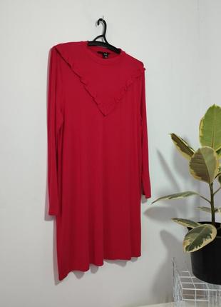 Чкрвона сукня з рюшею батал