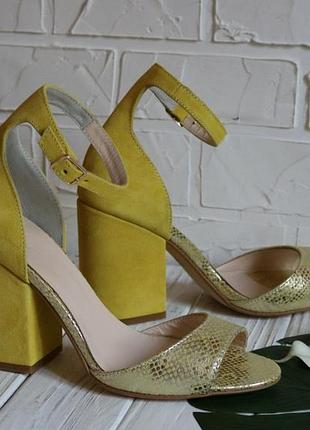 Босоножки замшевые кожаные со вставками желтого питона на высоком каблуке 9,5см