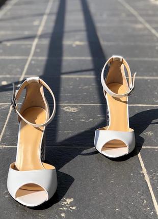 Босоножки кожаные на стильном  высоком серебряном каблуке3 фото