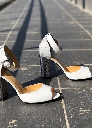 Босоножки кожаные на стильном  высоком серебряном каблуке