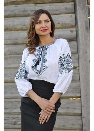 Жіноча блуза з чорною вишивкою