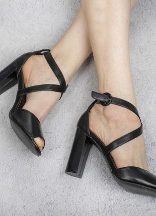 Черные босоножки на широком удобном каблуке с ремешком модные красивые